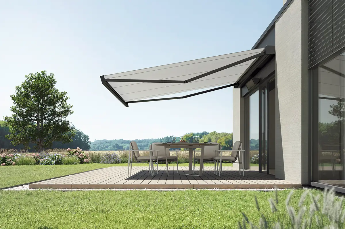 Moderne Terrasse mit Markise und Gartenmöbeln