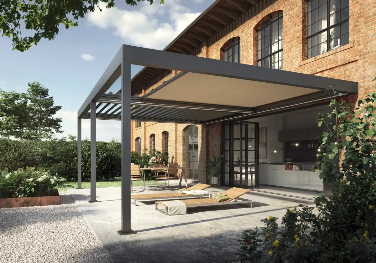 Lamellendach mit Stoffdach Anthrazitfarbenes Lamellendach mit beigem Stoffdach als Sonnenschutz