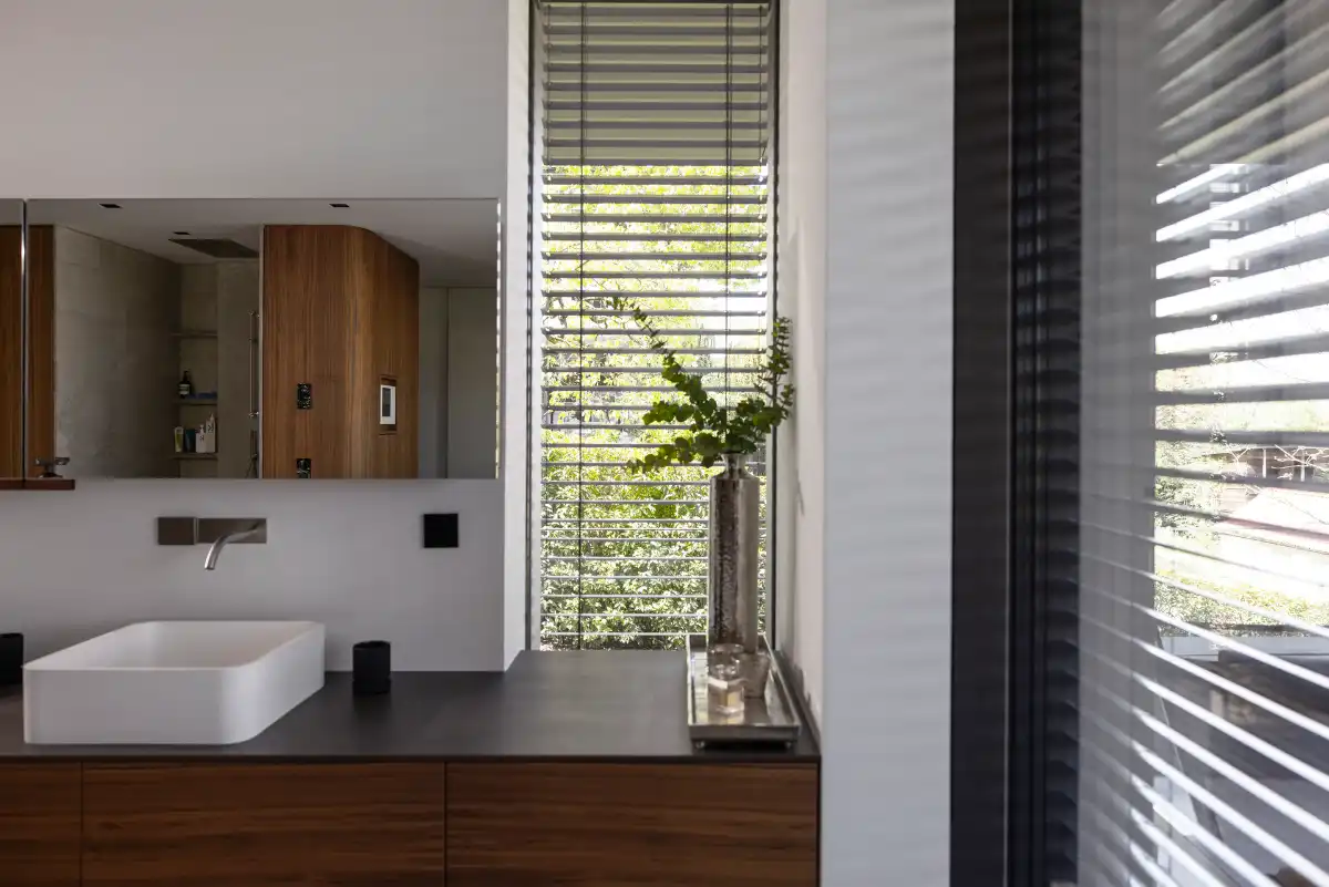 Modernes Badezimmer mit Innenjalosuien