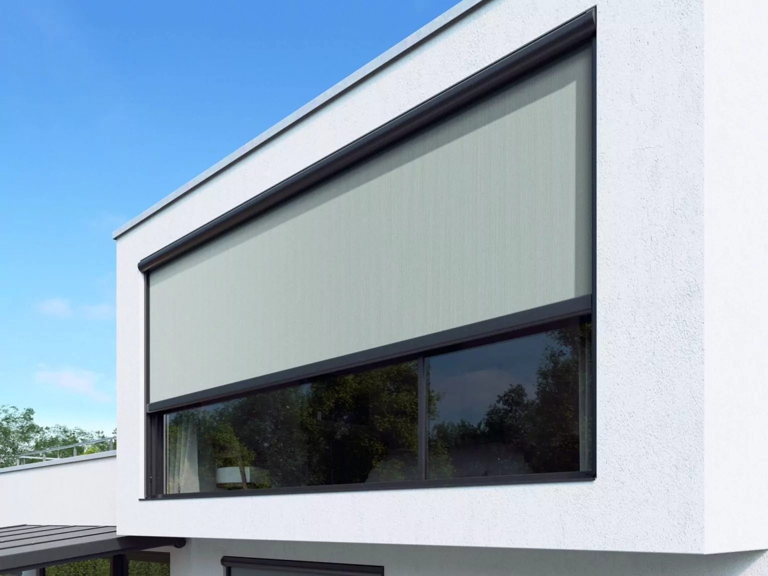 Hellgraue Fenstermarkise an sehr großer Fensterfront