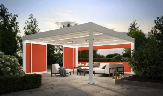 Große freistehende Markise über einer Sitzgruppe auf einer Terasse