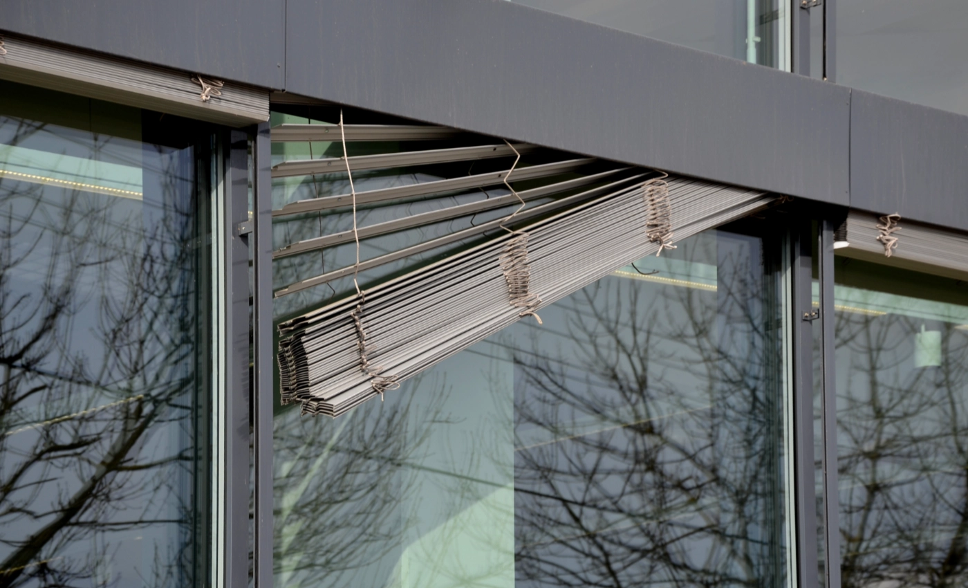 Außenjalousie die halb aus dem Kasten hängt