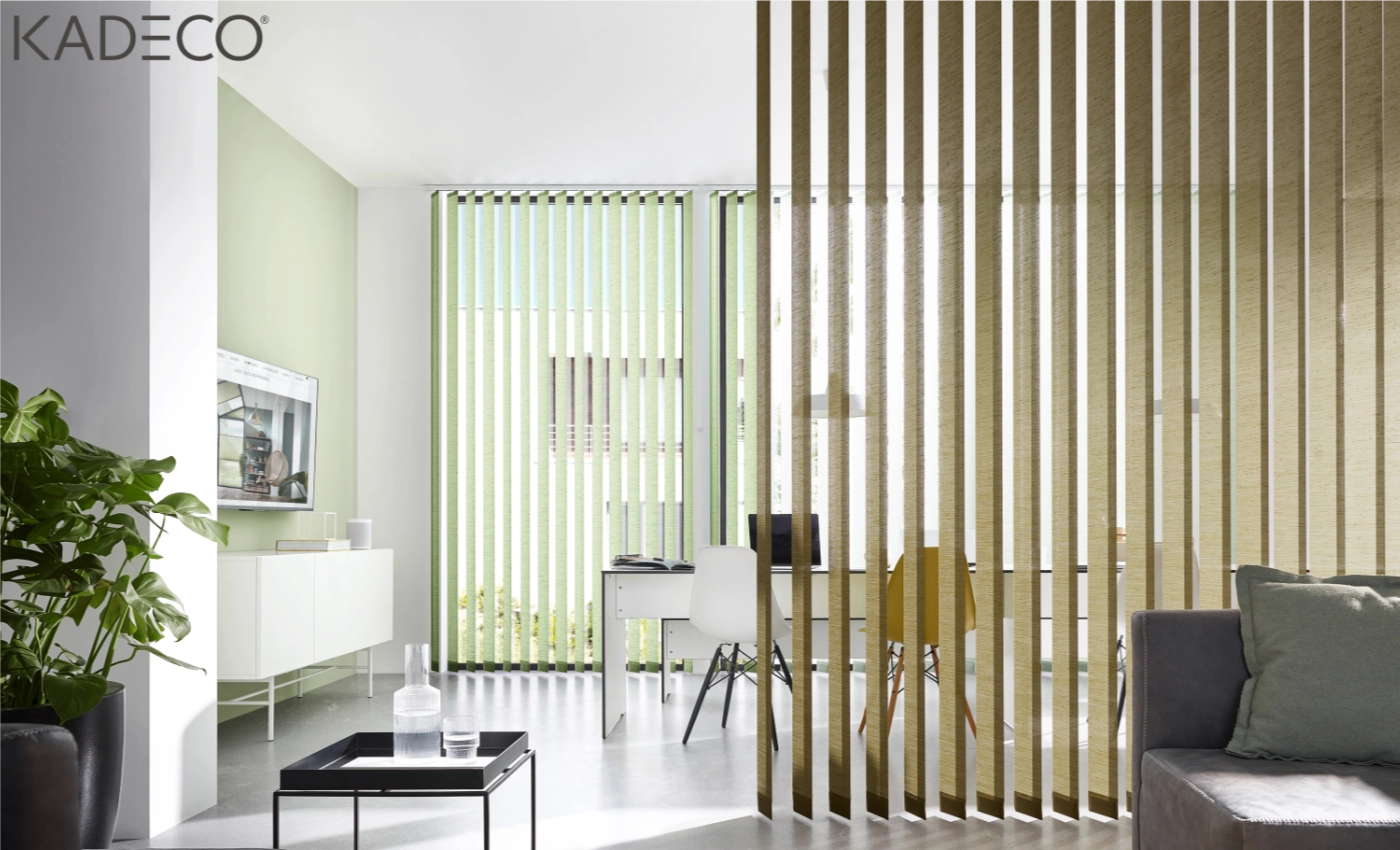 KADECO Lamellenvorhänge dienen als Sonnenschutz am Fenster und als dekorativer Raumtrenner