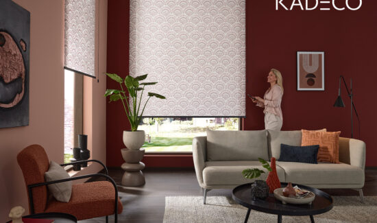 Die Fenster im Wohnzimmer werden mit den gemusterten Rollos verschönert