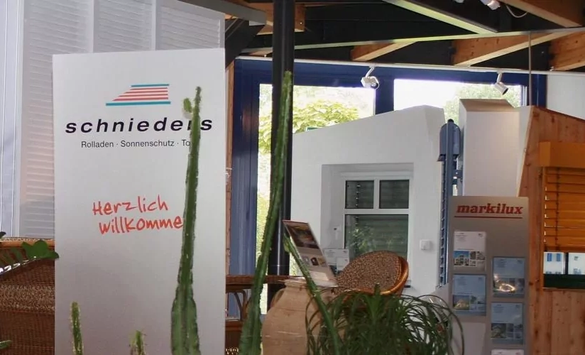 Ausstellungsraum mit Aufstellern und Fenstern