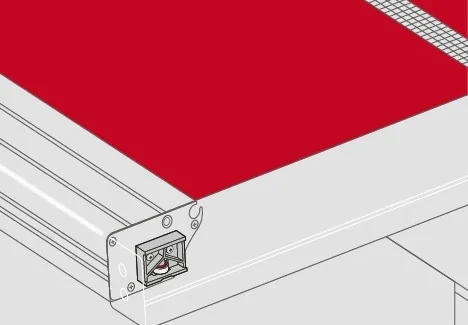 Detailansicht einer roten Terrassenüberdachung mit Aluminiumrahmen und Befestigungselement