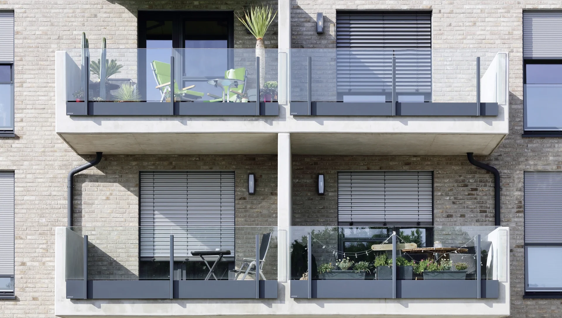 Moderne Balkone mit Glasgeländern an einem Wohngebäude