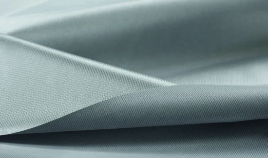 Nahaufnahme eines weichen, blauen Stoffes mit feiner Textur