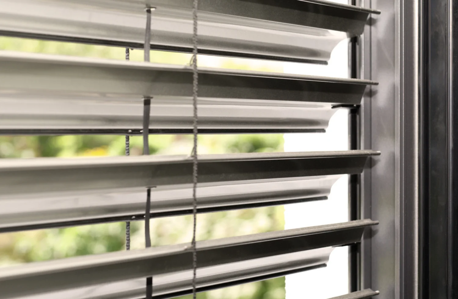 Moderne Jalousie an einem Fenster mit Blick nach draußen
