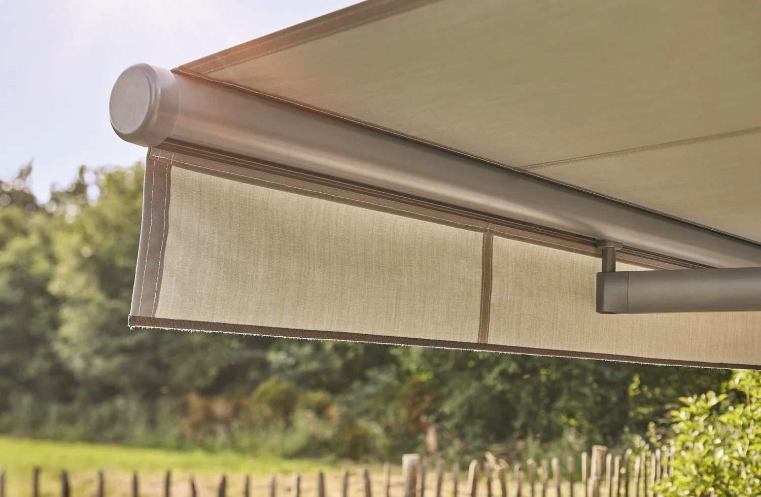 Moderne Markise in einem sonnigen Garten