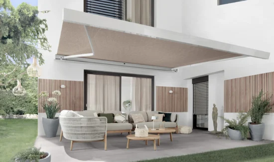 Moderne Terrassenmarkise mit stilvoller Einrichtung