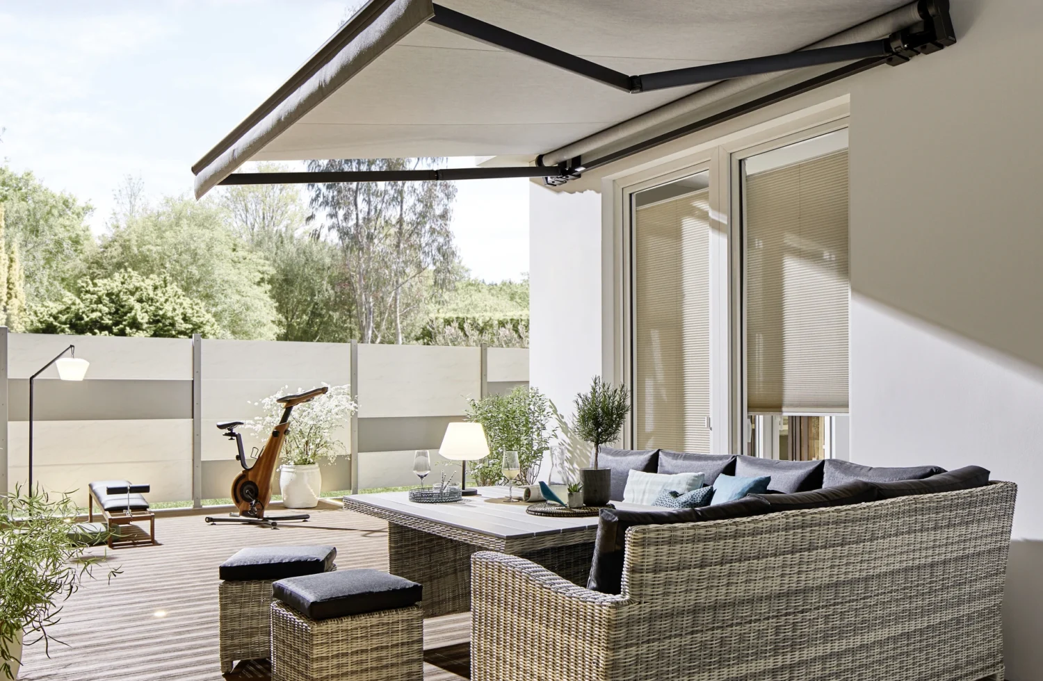 Moderne Terrasse mit Markise und stilvollen Möbeln