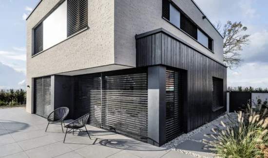Modernes Einfamilienhaus mit minimalistischer Architektur und großen Fenstern