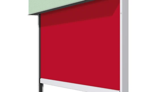 Markise in Rot mit grünem Kasten